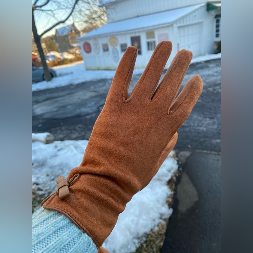 L.I.B brown hand gloves with a bow